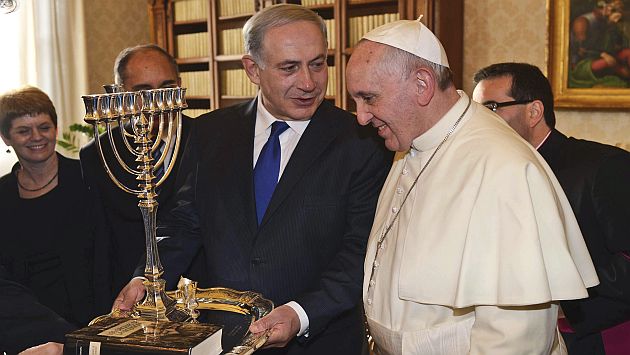 Papa Francisco y Benjamin Netanyahu se reunieron hoy en el Vaticano. (EFE)