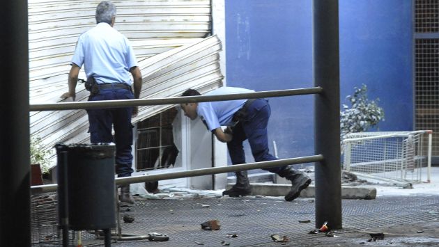 Policías de Córdoba volverán a las calles para atrapar a saqueadores. (AP)