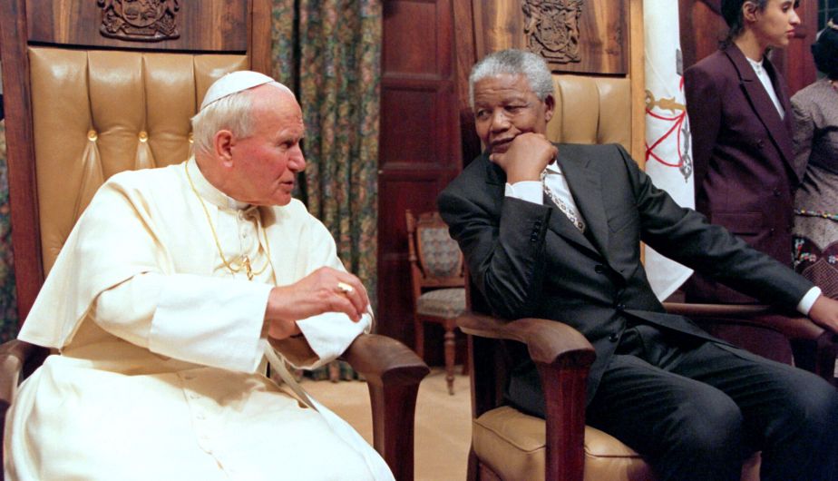Como líder político mundial. Nelson Mandela se reunió con el papa Juan Pablo II.