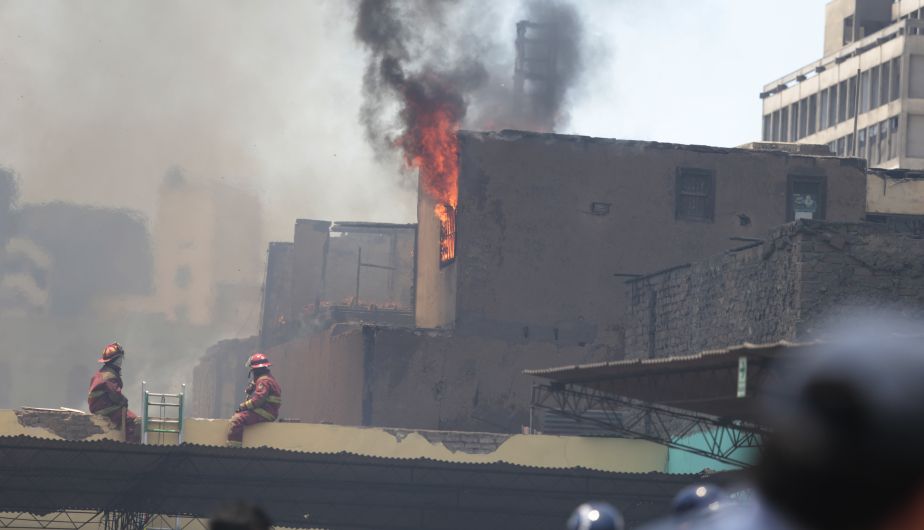 El incendio ocurrido esta tarde en un solar del Cercado de Lima dejó dos muertos y unas 25 viviendas destruidas. (Mario Zapata)