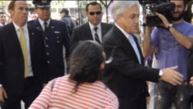 Sebastián Piñera recibe un escupitajo de una mujer.