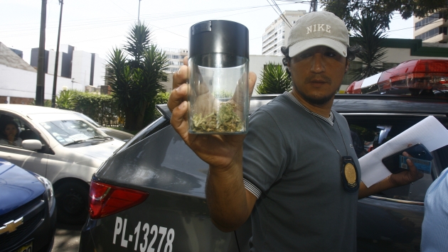 Policía decomisa droga en Miraflores y detiene a tres sujetos.  (Allen Quintana/USI)