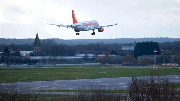 Reino Unido: Falla técnica retrasa vuelos. (AFP)