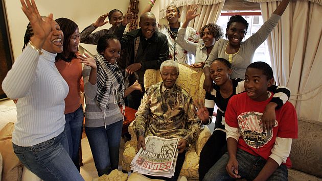 Nelson Mandela junto a parte de su numeroso clan en 2008. (AFP)