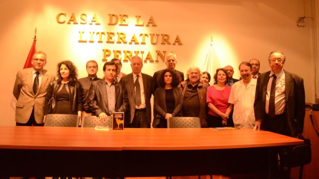 Mario Vargas Llosa junto a expositores. (Difusión)