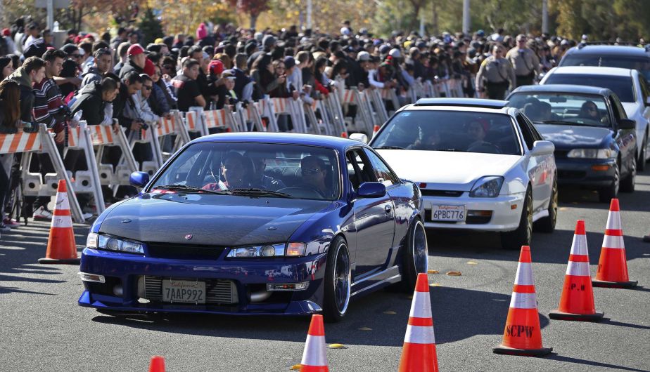 Fans de Paul Walker hicieron un desfile de autos de carrera como homenaje. (Reuters)