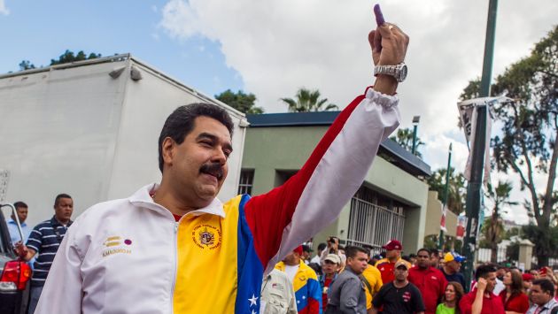 VIOLÓ LA LEY. El mismo día de la elección, Nicolás Maduro hizo proselitismo por el oficialismo. (EFE)