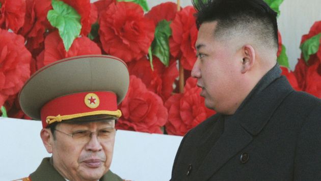 Jang Song-thaek junto a su sobrino Kim Jong-un, en un acto oficial. (Reuters)