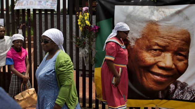 Nelson Mandela: No cesan las visitas a su casa en Soweto. (AP)