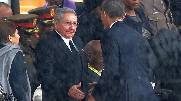Barack Obama y Raúl Castro protagonizaron la estampa más saltante del funeral de Nelson Mandela. (AP)