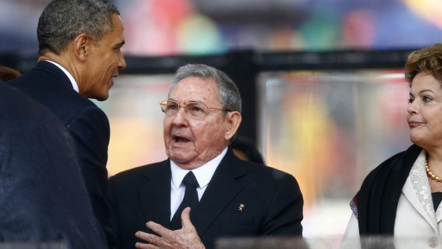 BUEN GESTO. Hace 13 años que presidentes de Estados Unidos y Cuba no se estrechaban las manos. (Reuters)