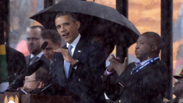 Barack Obama y el intérprete acusado de impostor. (AFP)