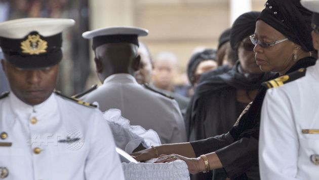 Graça Machel ante el féretro de su esposo Nelson Mandela. (AFP)