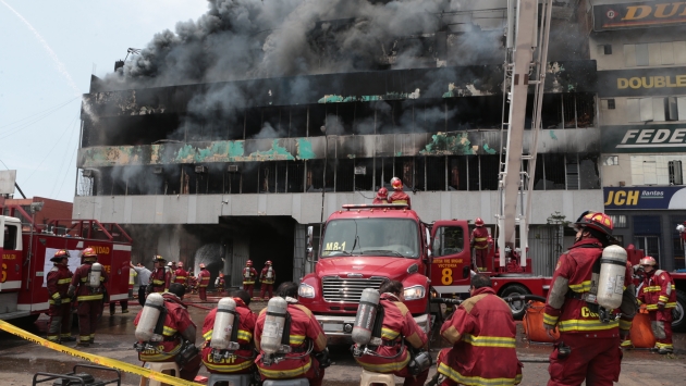 Bomberos demoraron cerca de diez horas en sofocar las llamas. (Martín Herrera/USI)