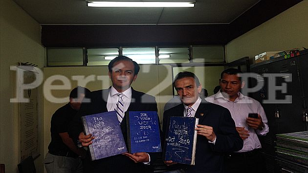 Parlamentarios Díaz Dios y Becerril muestran los libros de visitas hallados en San Jorge. (Pilar Sánchez)