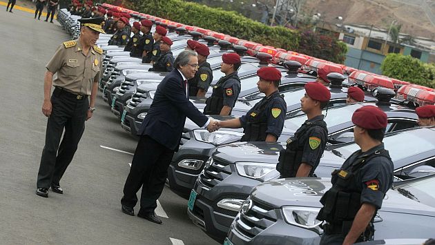 Walter Albán saludando a los policías que vigilarán Lima durante las fiestas de fin de año. (Andina)