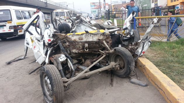 Taxi quedó destrozado tras accidente. (Shirley Ávila/América TV)