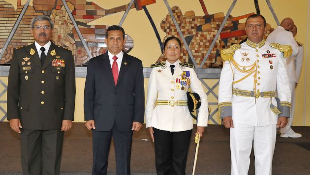 Ollanta Humala posa para la foto de rigor junto a la cadete. (Difusión)