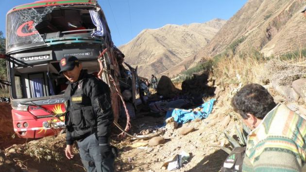 Ómnibus interprovincial cayó a abismo y dejó cinco muertos en Cusco. (Correo)