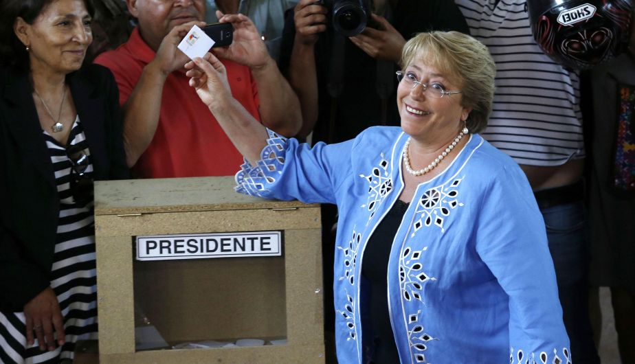 Michelle Bachelet dijo que espera con tranquilidad triunfar en la segunda ronda presidencial. Votó en el sector santiaguino de La Reina. (Reuters)