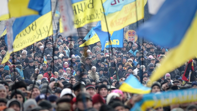 ESTÁ QUE QUEMA. Pese al inclemente frío (-2 grados), las protestas calientan el clima social en Kiev. (EFE)