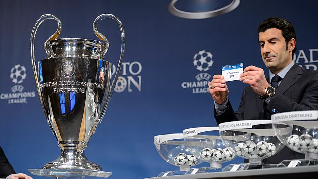 Luis Figo fue el anfitrión de la ceremonia del sorteo de la Champions League. (AP)