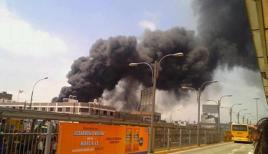 Incendio en Independencia se veía desde una estación de El Metropolitano. (Twitter)