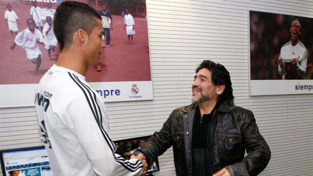 Diego Maradona opinó que Cristiano Ronaldo debería ganar el Balón de Oro en vez de Lionel Messi. (Internet)