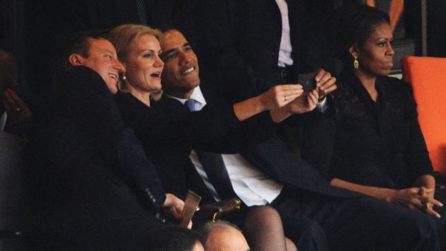 Momento en que David Cameron, Barack Obama y Helle Thorning-Schmidt se toman la imagen. (AFP)