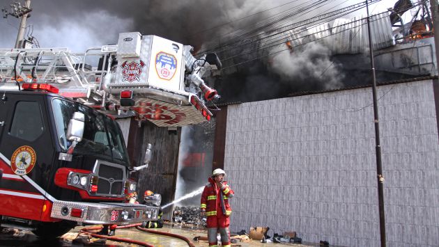 Incendio en fábrica de zapatos en Independencia. (Andina)