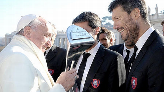 Pontífice recibió una réplica de la copa. (Internet)