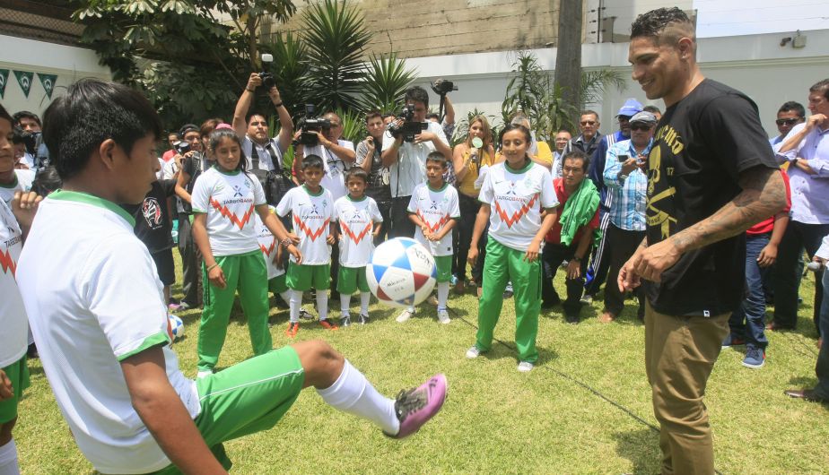 Paolo Guerrero compartió una tarde con los hijos de los excocaleros de la selva en la sede de la Oficina de las Naciones Unidas contra la Droga y el Delito que integran las cuatro escuelas deportivas instaladas en sus comunidades. (Andina)