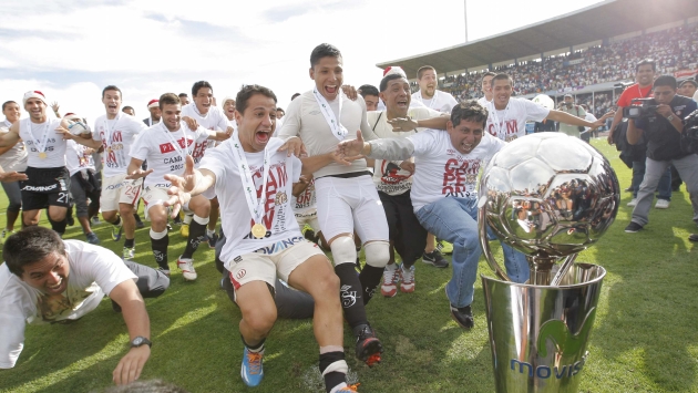 LOCURA CREMA. Diego Guastavino, Raúl Ruidíaz y compañía inician el festejo junto al codiciado trofeo. (Luis Gonzales)