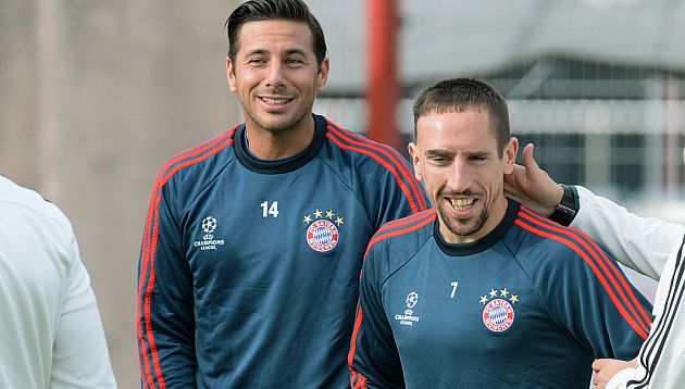 Pizarro y Ribery durante una práctica del Bayer que disputará la final del Mundial de Clubes. (AFP)