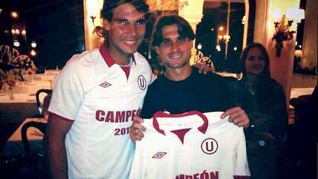 Rafael Nadal y David Ferrer se lucen con la camiseta de Universitario. (Internet)