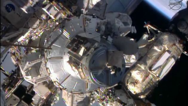 Dos astronautas salen de Estación Espacial Internacional a reparar falla. (Internet)
