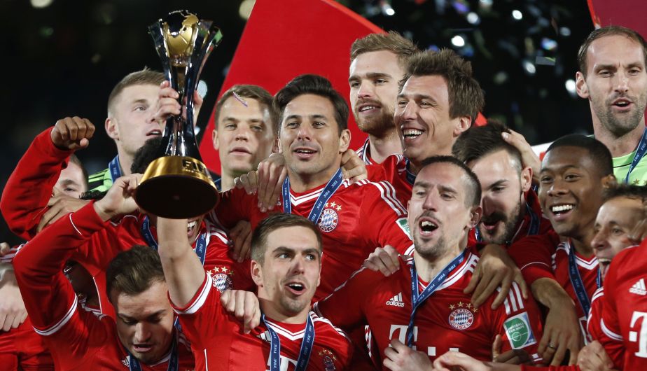 Aunque no jugó en la final, Claudio Pizarro se sumó a la celebración con el plantel del Bayern Munich tras la obtención de su primer Mundial de Clubes. (AP)