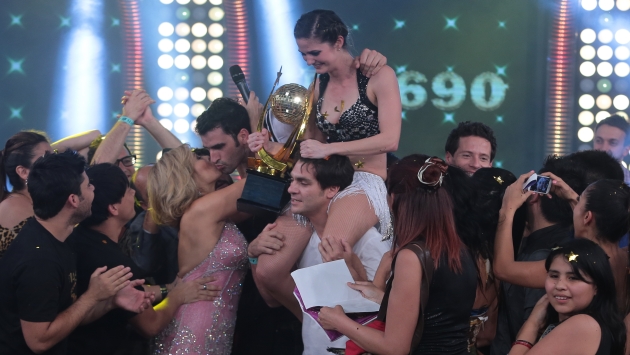 Gisela felicitó a los ganadores. (Martín Pauca)