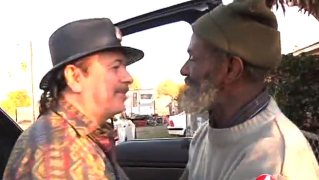 Carlos Santana y Marcus Malone en su emotivo encuentro. (AP)