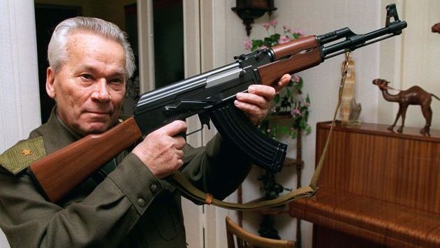 Mijail Kalashnikov y su invento: el fusil AK-47. (AP)