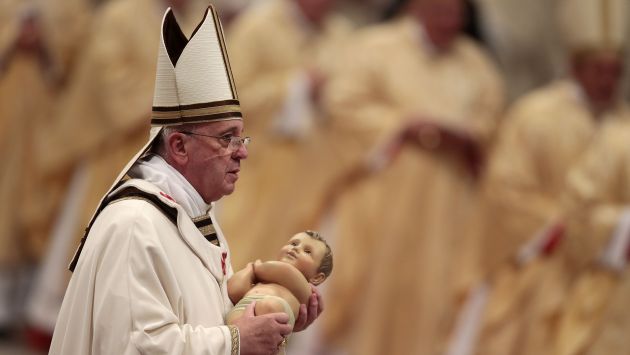 Papa Francisco homenajeó a los marginados en su primera Misa del Gallo. (Reuters)