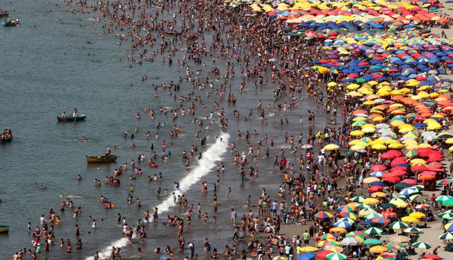 Miles de personas acudieron a las playas ubicadas en la Costa Verde y el sur de Lima. (Foto: Andina)