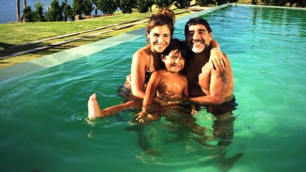 Diego Maradona pasó la Navidad junto a su hija Giannina y su nieto Benjamín en Argentina. (Twitter)