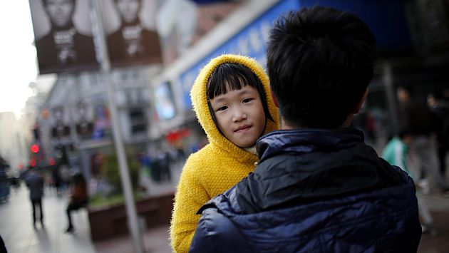 China aumentará compensación a padres que pierdan a su hijo único. (Reuters)