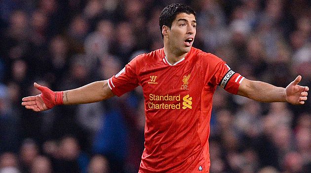 Liverpool cayó ante el Manchester y Luis Suárez no logró anotar. (AFP)