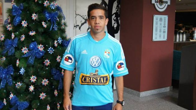 Maximiliano Núñez arribó esta mañana a Lima y de inmediato se puso la camiseta de Sporting Cristal. (Difusión)