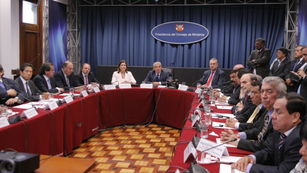 El Ejecutivo se reunió con políticos peruanos.