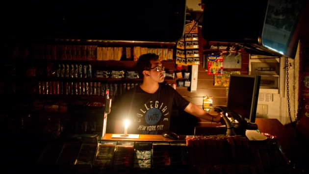 EN TINIEBLAS. Crisis por falta de energía eléctrica afecta seriamente a los comerciantes. (AP)