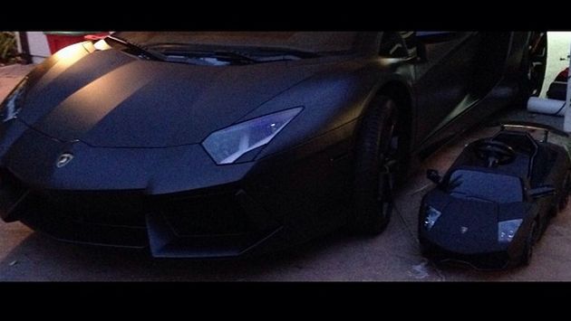 El auto de Kanye West y el de su hija North. (Instagram)