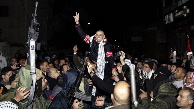 Israel libera a 26 presos palestinos antes de visita de John Kerry. (AP)